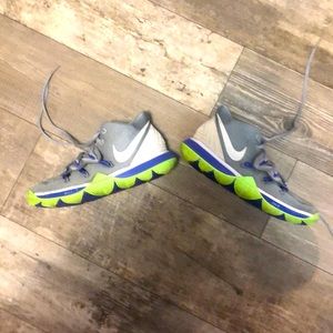 Boys size 4 Nike kyrie shoes